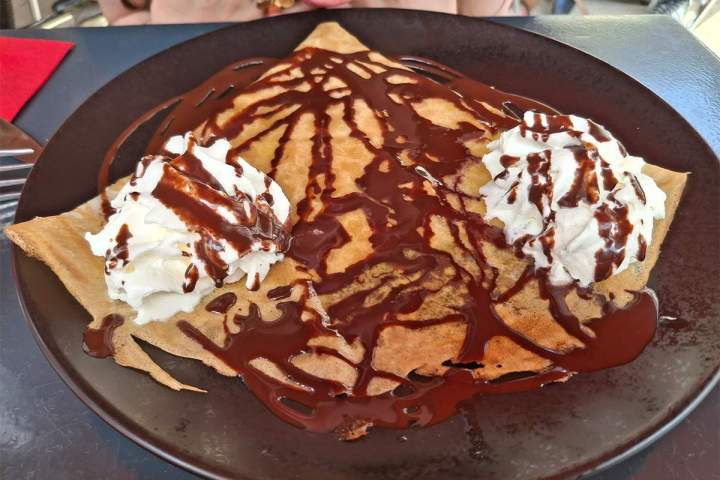 Crêpe sucrée au coulis de chocolat, Concarneau