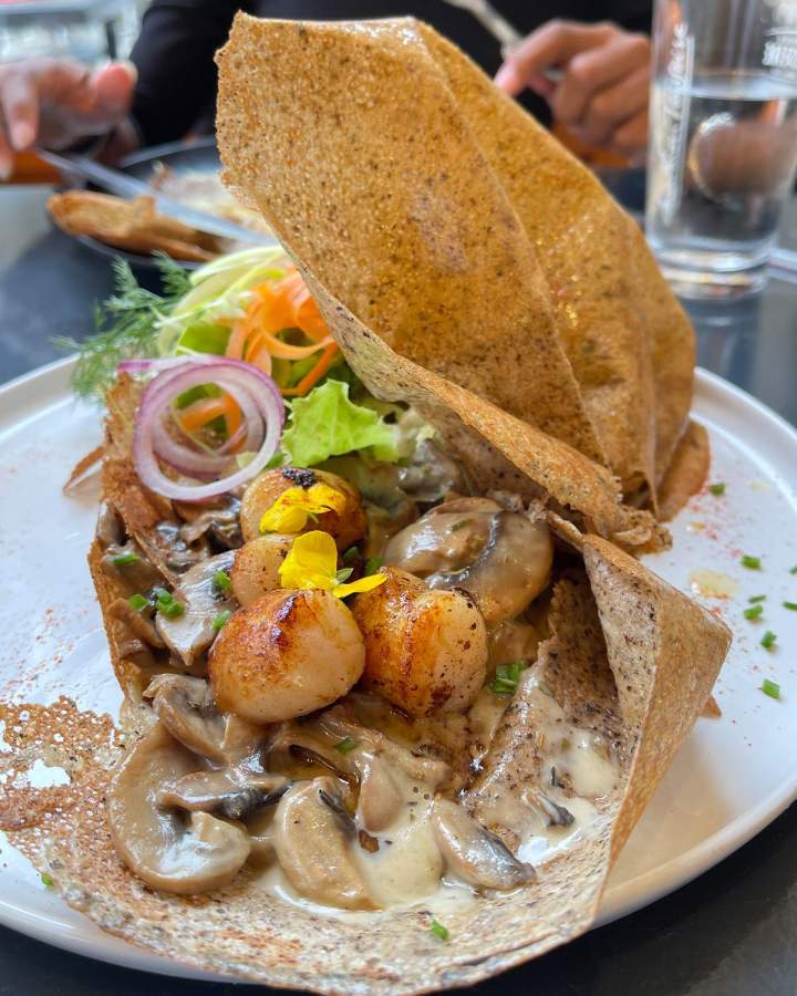 Crêpe croustillante servie avec une salade Concarneau