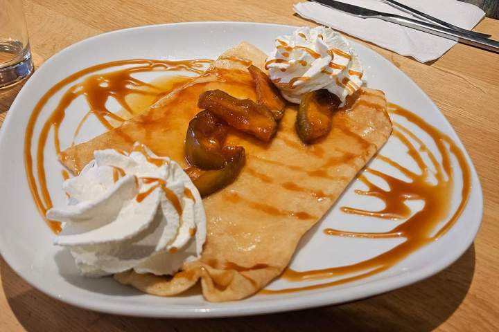 Crêpe sucrée au caramel et glace Concarneau