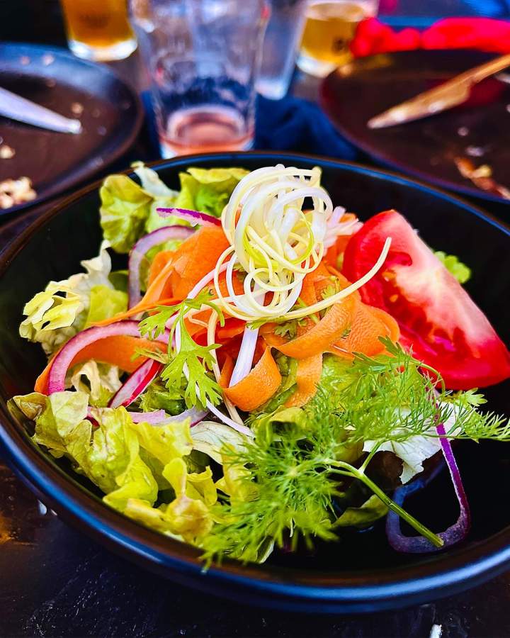 Salade colorée garnie de légumes de saison Concarneau